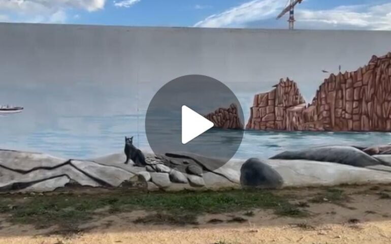 (VIDEO) Tortolì, un viaggio nel murale dei record di Franco Mascia: più di 400 metri di storia del paese