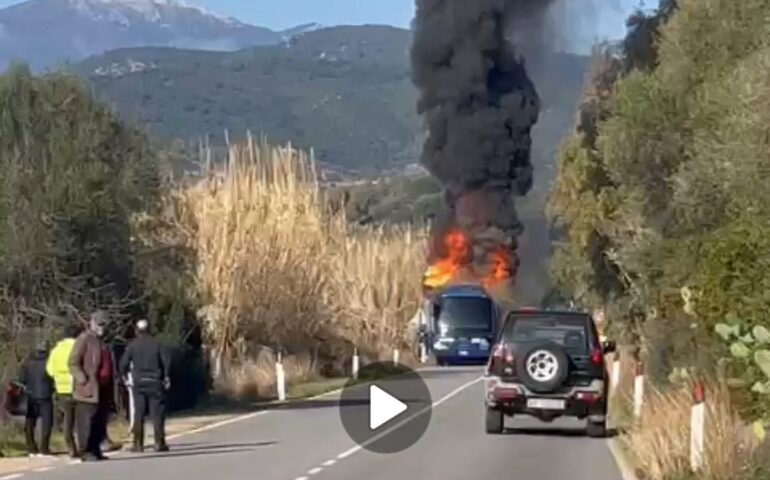 autobus prende fuoco