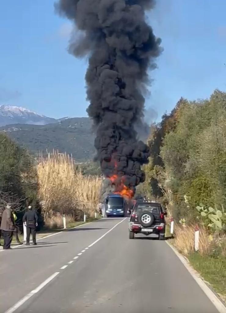 autobus prende fuoco