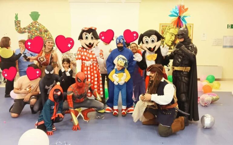 Batman, Spiderman e gli eroi del cinema dai bambini ricoverati in ospedale