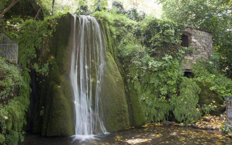 Lo sapevate? La cascata di San Valentino è l’unica della Sardegna che scorre all’interno di un centro urbano, Sadali