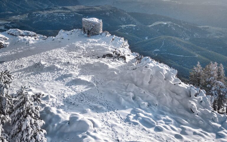 La foto del giorno. Oltre 1200 metri di meraviglia: la neve sul Monte Santa Vittoria a Esterzili