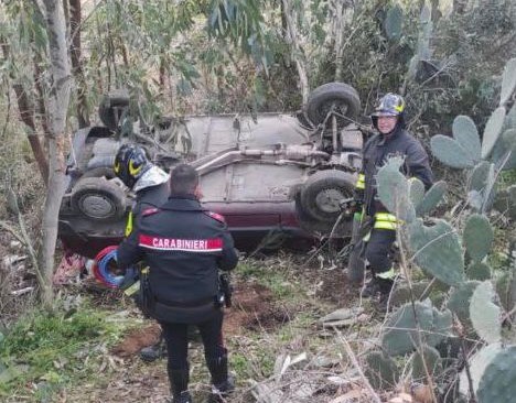 Loceri, auto finisce in una scarpata. Marito e moglie trasportati in ospedale