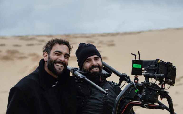 C’è un po’ di Sardegna nel trionfo di Marco Mengoni: lo scatto da Piscinas con Francesco Piras, fotografo e regista