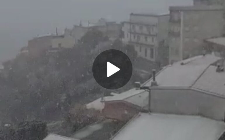 (VIDEO) Nevica anche in collina in Ogliastra: su Talana si deposita un bianco manto