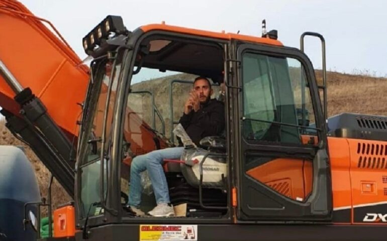 In sedia a rotelle dopo un incidente, lavora su camion ed escavatori: “Vietato abbattersi”