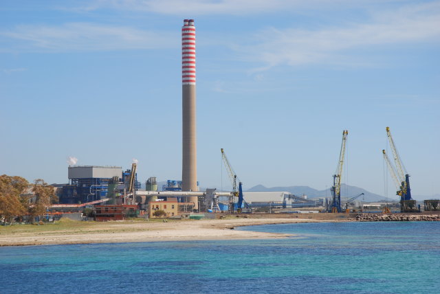 Portovesme: lavoratori in protesta a 100 mt su una ciminiera