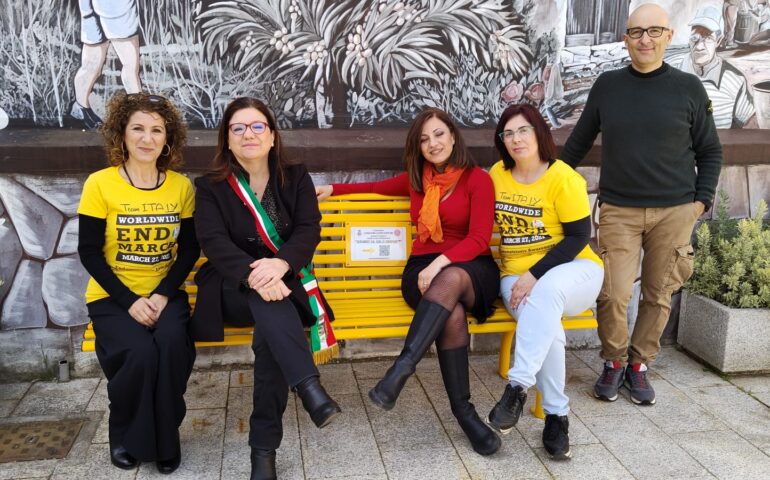Triei, una panchina gialla davanti al Comune per sensibilizzare sull’endometriosi