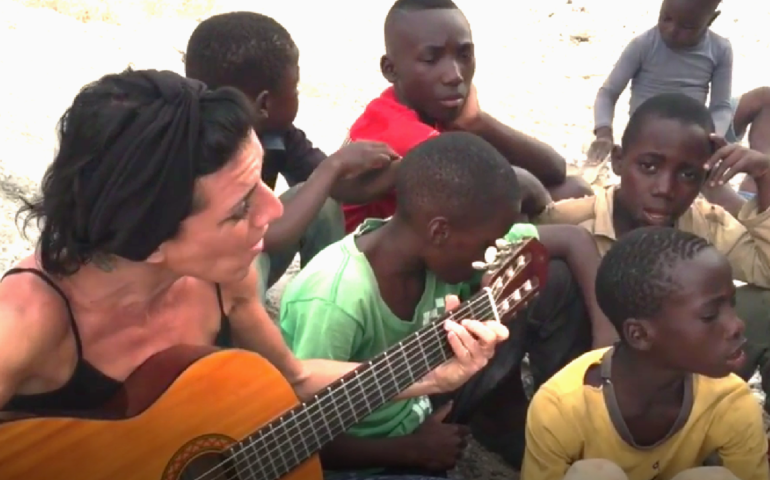 (VIDEO) I bimbi in Zambia cantano “No potho reposare” grazie alla cantautrice Carla Cocco di Africa Sarda