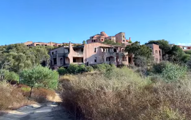 (VIDEO) Nel lusso sfavillante di Porto Rotondo c’è un enorme resort fantasma