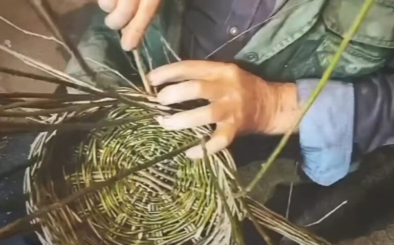 (VIDEO) Le mani d’oro di tziu Pieru Palmas creano un meraviglioso cestino sardo tradizionale