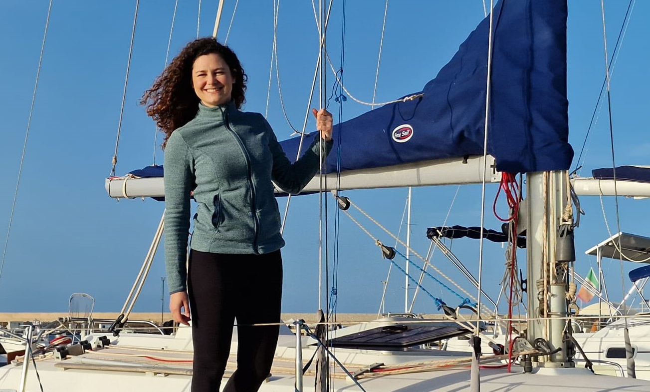 «Amo il mare, per questo vivo su una barca»: la storia dell’odontoiatra Martina Bazzocchi