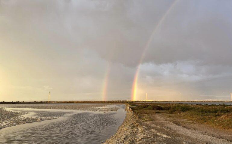 La foto. E all’improvviso, lo spettacolo: il doppio arcobaleno dopo la pioggia