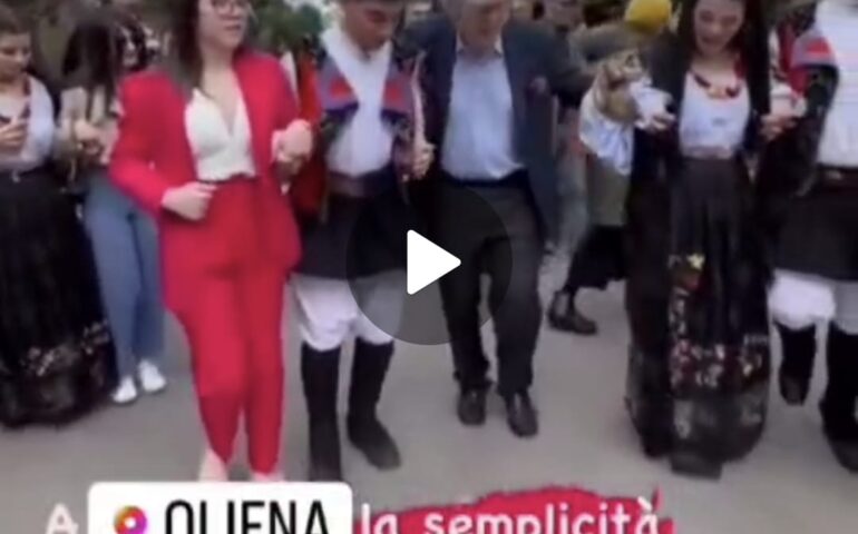 (VIDEO) Sgarbi incantato da “S’Incontru” a Oliena si diverte e si concede un ballu tundu