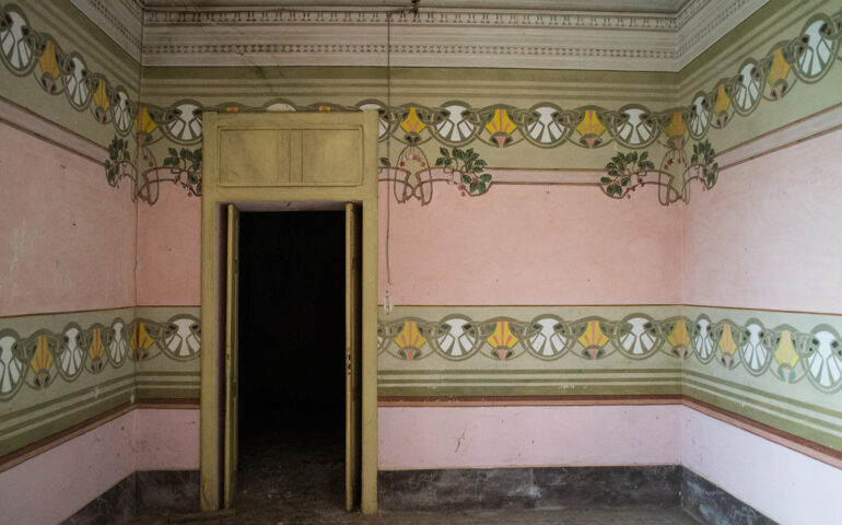 In Sardegna c’è una grande villa abbandonata, spettrale e ancora affrescata