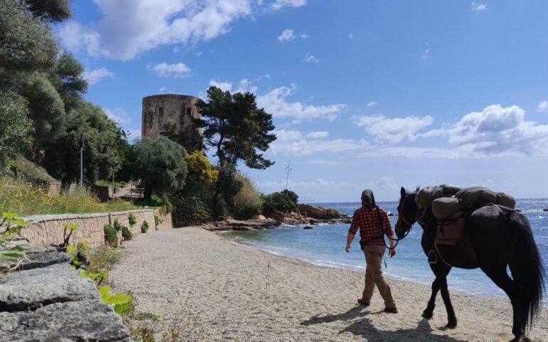 Gira l’Italia a cavallo organizzando cene solidali: ieri la bellissima tappa di Cristian e Furia ad Arbatax