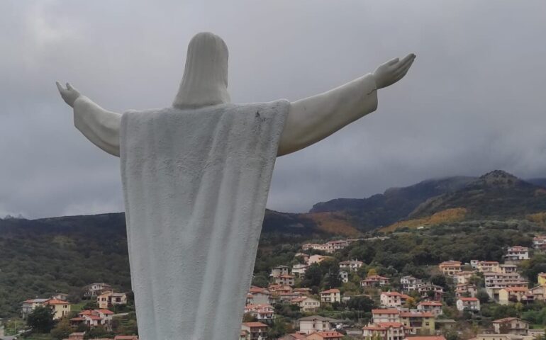 Lo sapevate? In Sardegna c’è una statua molto simile al Cristo di Rio de Janeiro. Ecco dove si trova
