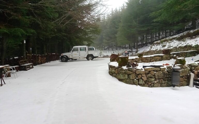 Mentre lungo le coste imperversa il maestrale, in montagna torna la neve. La strana primavera sarda