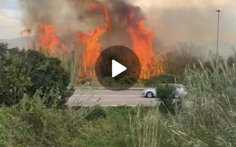 (VIDEO) Tortolì, incendio in via delle Lavandaie: in corso le operazioni di spegnimento