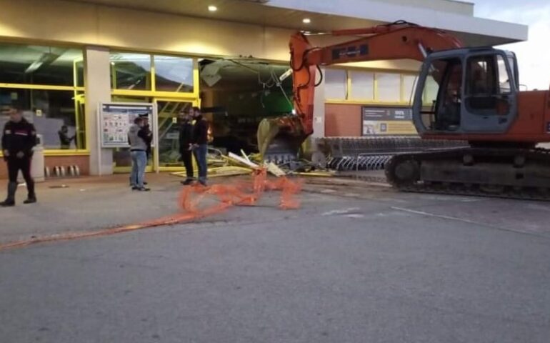 Furto con scasso all’Eurospin di Lanusei: assalto (fallito) con l’escavatore