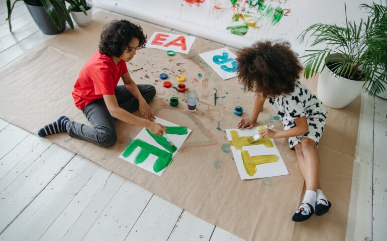 A Elini bambini plurilingue fin da piccoli: nella Scuola dell’Infanzia s’impara l’inglese giocando