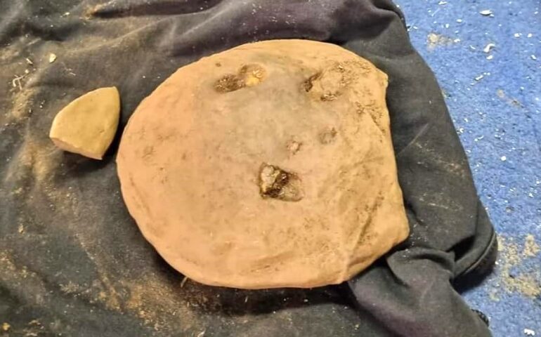 Rinvenuto uno “stampo” per bronzetti nuragici: eccezionale scoperta archeologica a Perdasdefogu