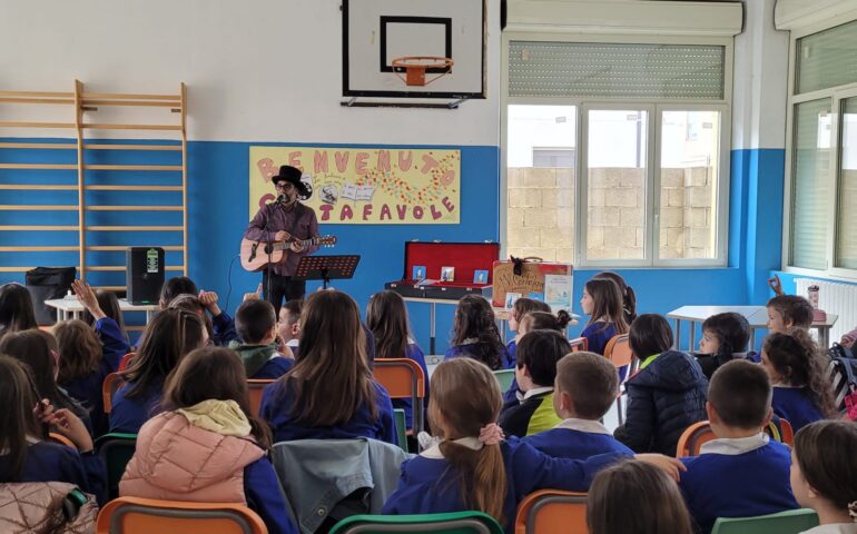 Tortolì: Gianluca Lalli, il Cantafavole di Gianni Rodari ospite nelle scuole