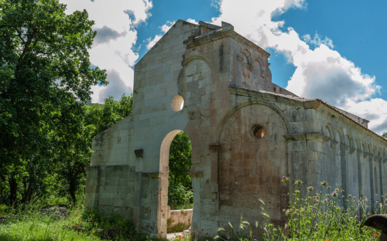 Chiesa romanica, monastero e oggi un’affascinante Chiesa diroccata: alla scoperta di San Nicola di Silanis