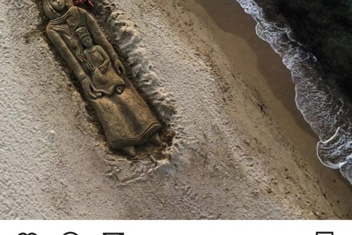 Una gigantesca Madonna disegnata sulla sabbia di un litorale sardo