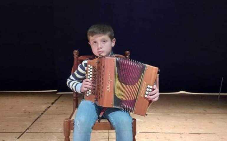 Il piccolo Mauro Corrias di Baunei vince “Ogliastra’s got talent” con il suo organetto
