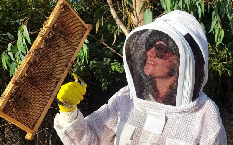 La passione della tortoliese Jessica Fadda per le api: «Un modo per ritrovare la serenità»