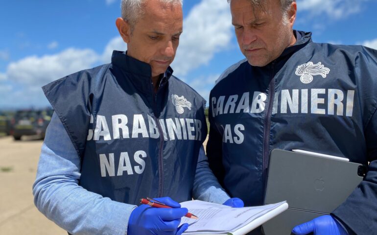Sigilli per agriturismo a Oristano: sequestrati 700 kg di cibo, 650 litri di olio e acqua non potabile