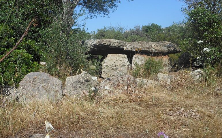 In Sardegna c’è un rarissimo esempio di dolmen a corridoio. Ce ne sono pochissimi nel mondo