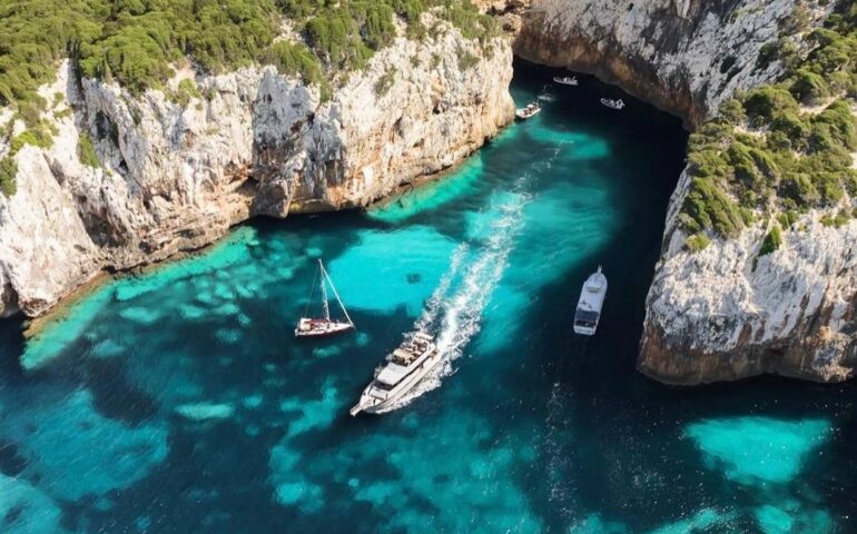 A bordo dell’Helios Primo verso i paradisi più nascosti della costa ogliastrina: da Cala dei Gabbiani a Mariolu passando per Cala Birìala