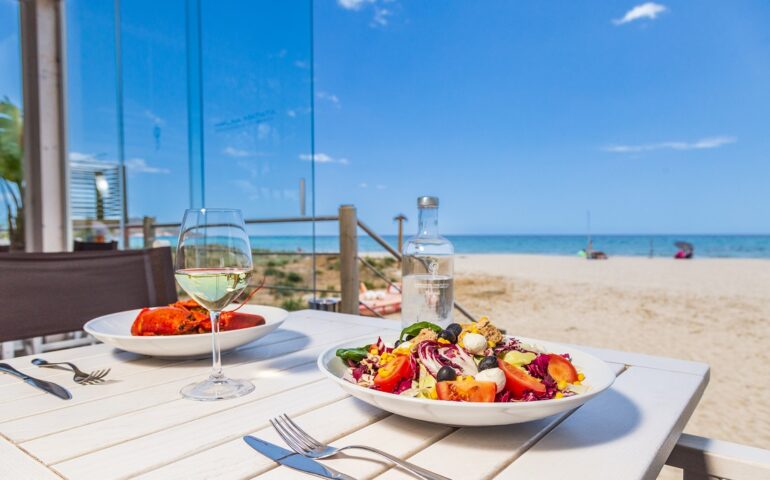 Sempre in festa all’Hakuna Matata Beach tra spritz XXL, buon cibo e aria di vacanza