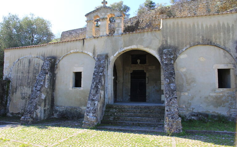 Lo sapevate? In Sardegna esiste una chiesa bellissima costruita dentro una grotta