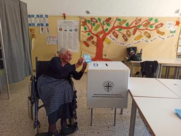 tzia Assunta Pili al voto - Foto di Gianluca Moro