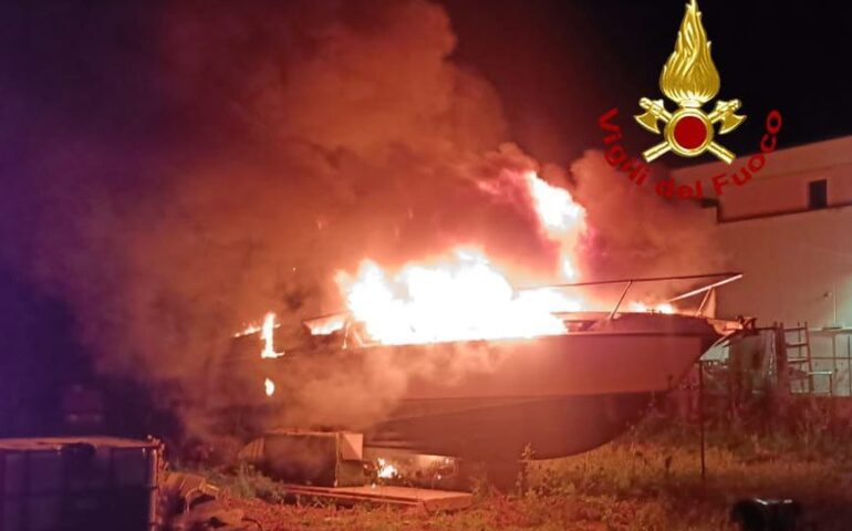 Attentato incendiario nella notte: data alle fiamme l’imbarcazione di un 50enne