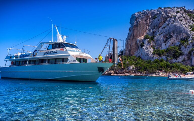 Un tuffo “nel blu dipinto di blu” del Golfo di Orosei a bordo della Glentor, tra prelibatezze sarde e aria di famiglia