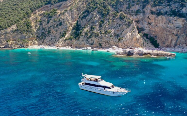 A bordo dell’Helios Primo verso i paradisi più nascosti della costa ogliastrina: da Cala dei Gabbiani a Mariolu passando per Cala Birìala