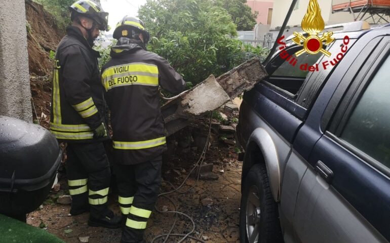 Crolla il muro di un’abitazione nel Nuorese: coinvolte due auto, Vigili del fuoco sul posto