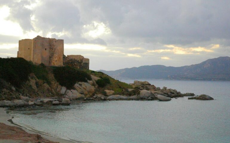 In Sardegna c’è una torre costiera diversa dalle altre: ha quattro torri e una cinta muraria