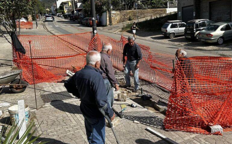 Altro che “umarell”: a Baunei i “giovani di Ardalavé” costruiscono l’ingresso carrabile della Chiesa