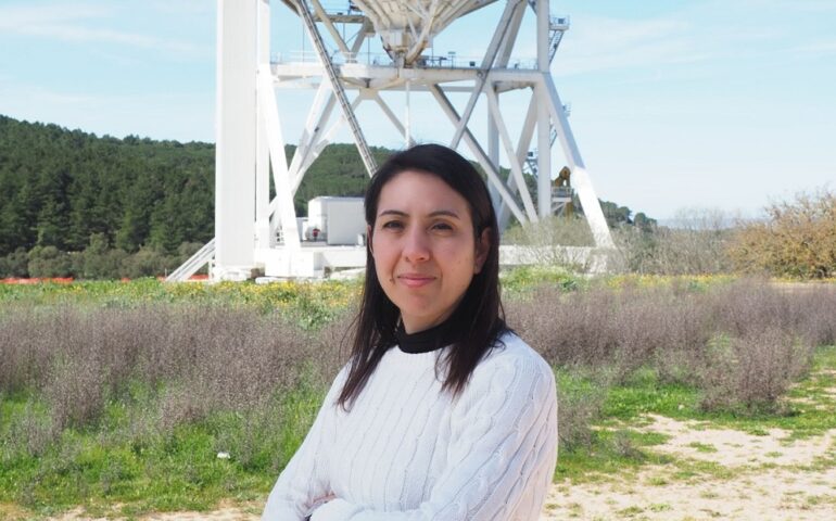 Adelaide Ladu, l’ingegnera che capta le onde radio da stelle e galassie: «Le donne? Possono tutto»