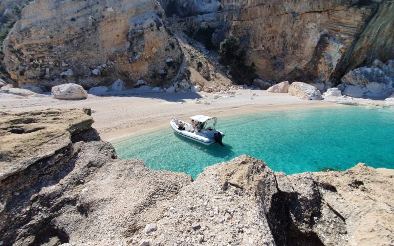 A bordo di un gommone alla scoperta delle perle del Golfo di Orosei: Safari Blu, tra avventura e personalizzazione