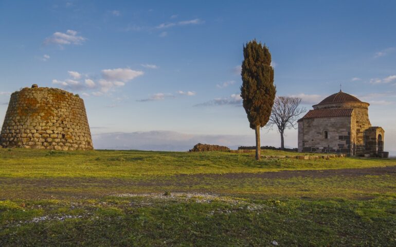 Un nuraghe, una Chiesa romanica e una tomba dei giganti nello stesso luogo. Dove ci troviamo?