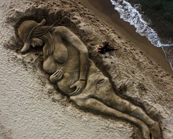 Platamona, un’enorme scultura di sabbia per ricordare Giulia Tramontana