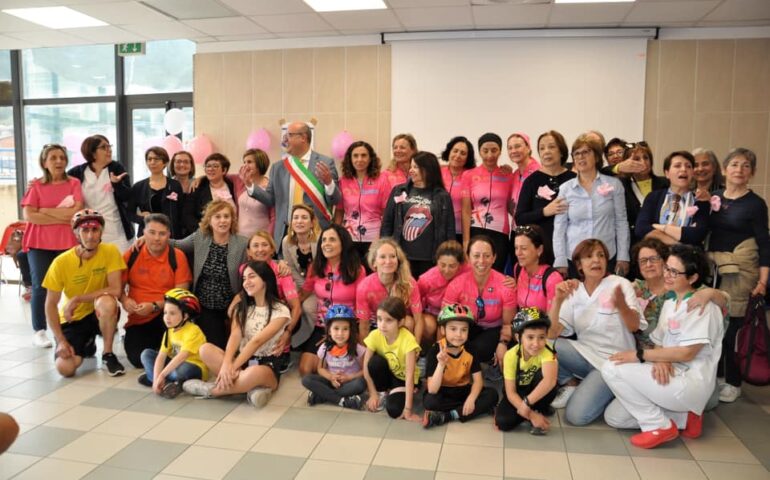 Le Pink Flamingos in visita al reparto oncologia di Lanusei