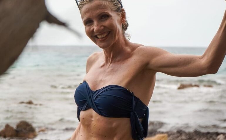 “Un pezzo di Paradiso”. Lorella Cuccarini in vacanza in Sardegna