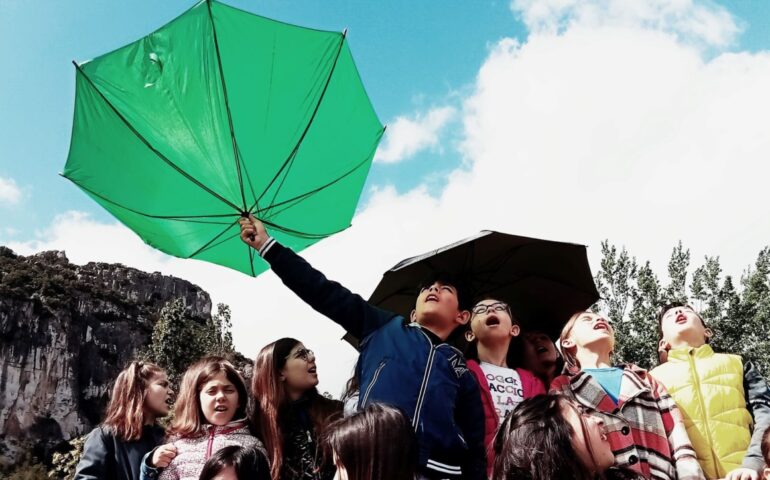 Domani a Ulassai un tributo teatrale dei bambini all’artista Maria Lai